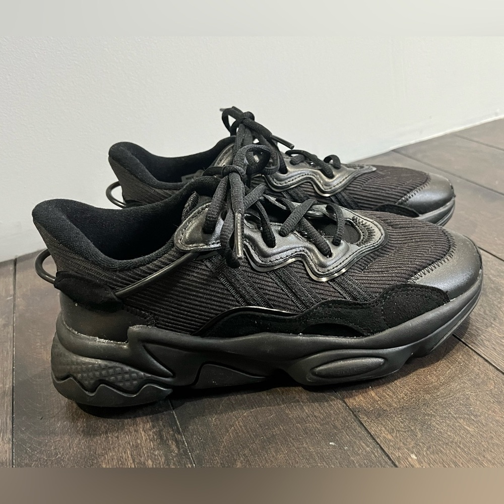 New 4Y/5.5W Black Ozweego Shoes